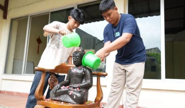 Tradisi Pembersihan Rupang Buddha di Vihara Viriya Bala Jadi Pendidikan Karakter Anak Sekolah Minggu Jelang Imlek 2026