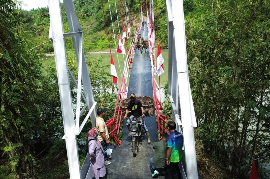 Kodim 0203/Langkat Rampungkan Perbaikan Jembatan Gantung Desa Empus untuk Pulihkan Akses Warga