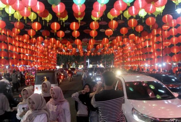 Instalasi Imlek Terangi Jalanan Solo Menjelang Perayaan Tahun Baru