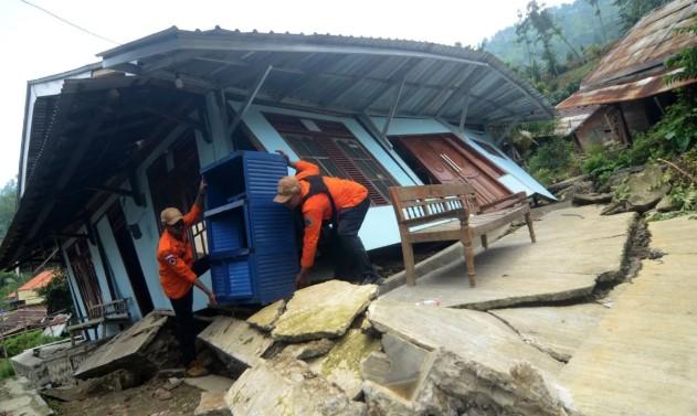 Tanah Bergerak, Sinkhole, dan Creeping Jadi Alarm Kerusakan Biologis Tanah Akibat Eksploitasi Air dan Deforestasi