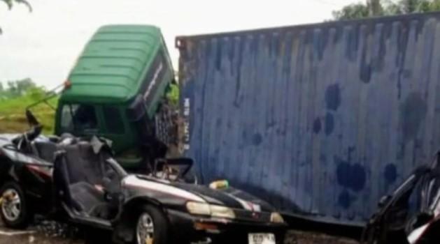 Tiga Orang Tewas Setelah Truk Kontainer Terguling dan Timpa Sedan di Karawang Timur