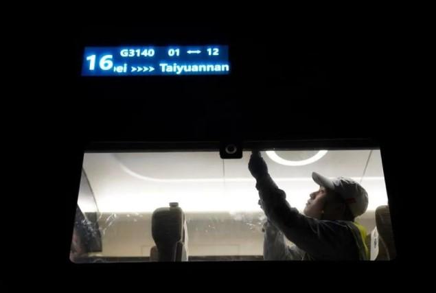 Petugas Kereta Cepat China Tingkatkan Pemeliharaan Demi Amankan Arus Mudik Imlek