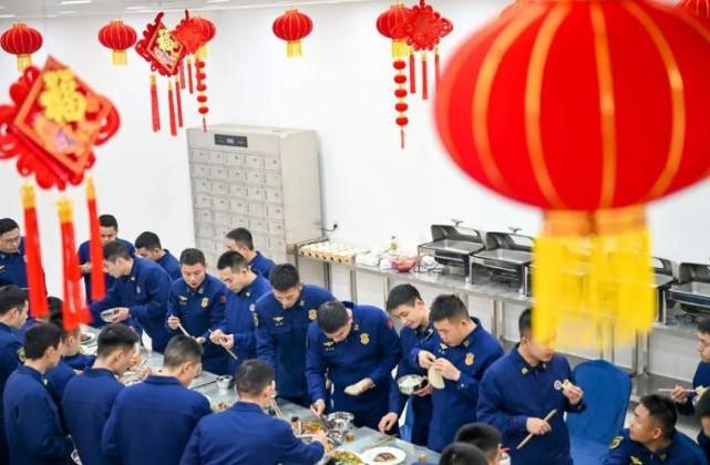 Masyarakat China Rayakan Malam Tahun Baru Imlek dengan Jamuan Keluarga hingga Pesta Rakyat di Berbagai Daerah