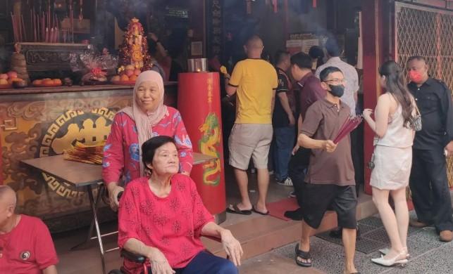 Rayakan Imlek, Vihara Toa Se Bio Dipadati Ratusan Pengunjung