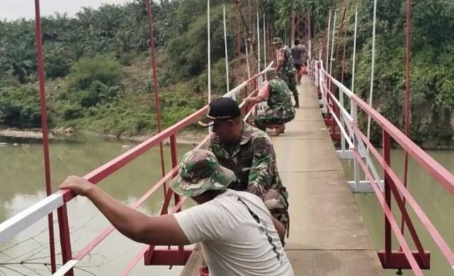TNI AD Perbaiki Jembatan Gantung Perintis di Bahorok Langkat yang Rusak Akibat Bencana