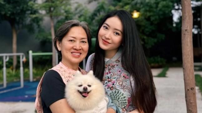 Chelsea Olivia, Natasha Wilona, dan Edric Tjandra Rayakan Imlek 2577 Kongzili Bersama Keluarga