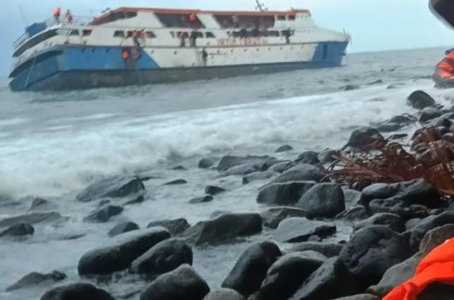 KM Intim Teratai Karam di Perairan Pulau Makian, Tim SAR Lakukan Evakuasi Penumpang