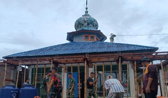 TNI dan Warga Perbaiki Masjid Taqwa Muhammadiyah di Batang Toru Sambut Ramadhan 1447 H