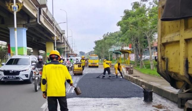 Suku Dinas Bina Marga Jakarta Timur Menambal 1.745 Titik Jalan Berlubang Akibat Hujan Deras