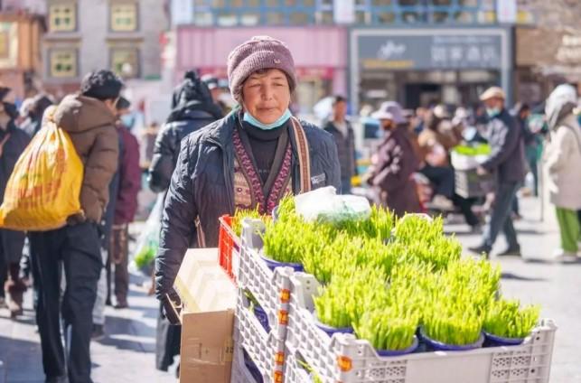 Pasar-Pasar di Lhasa Dipadati Warga Menjelang Tahun Baru Tibet dan Festival Musim Semi