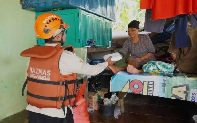 Baznas Salurkan Bantuan untuk 142.079 Penyintas Banjir dan Longsor di Tiga Provinsi
