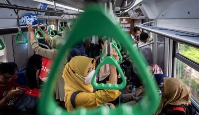 KAI Commuter Izinkan Penumpang Berbuka Puasa di Dalam KRL Selama Ramadhan 1447 Hijriah