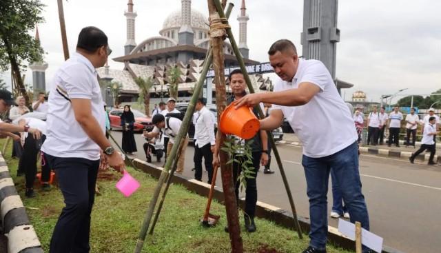 Bupati Bogor Rudy Susmanto Pimpin Penanaman 1.000 Pohon di Stadion Pakansari Usai Diterjang Puting Beliung