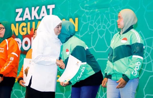 Khofifah Berbagi Kebahagiaan dengan 850 Bunda Ojol dan Jamaah Islamic Center Sambut Ramadhan 1447 H
