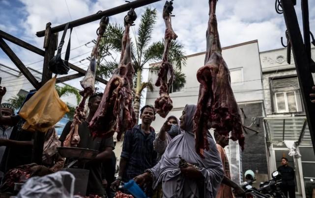 Warga Penyintas Banjir Padati Pasar Inpres Lhokseumawe Berburu Daging Meugang Jelang Ramadhan