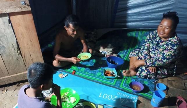 Penyintas Banjir Bandang di Tapanuli Selatan Jalani Sahur Perdana Ramadhan 1447 Hijriah di Tenda Pengungsian