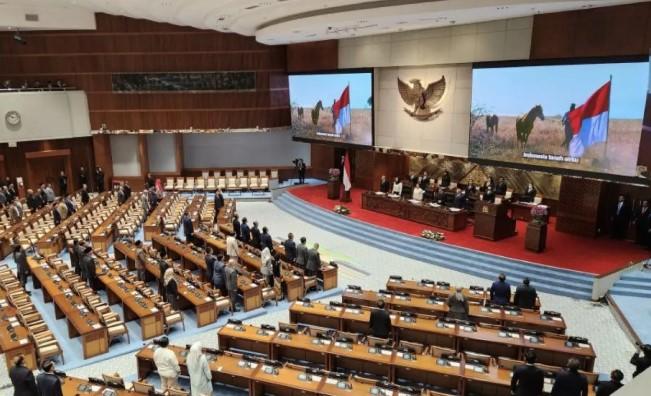 Rapat Paripurna DPR RI Tegaskan MKMK Tak Berwenang Proses Laporan Pencalonan Adies Kadir