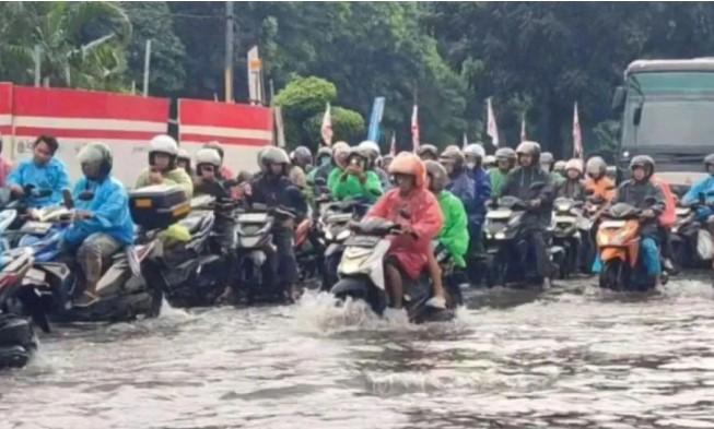 Pompa Apung Dikerahkan Atasi Genangan 50 Sentimeter di Jalan DI Panjaitan Jatinegara