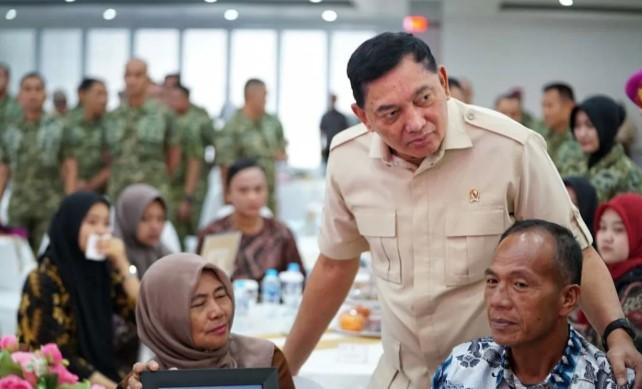 Menhan Sjafrie Sjamsoeddin Beri Semangat dan Serahkan Bantuan kepada Keluarga Prajurit Gugur akibat Longsor di Cisarua