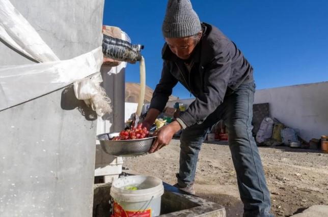 Keluarga di Desa Gurum Rayakan Festival Musim Semi dan Tahun Baru Tibet Perdana di Rumah Baru Pascagempa