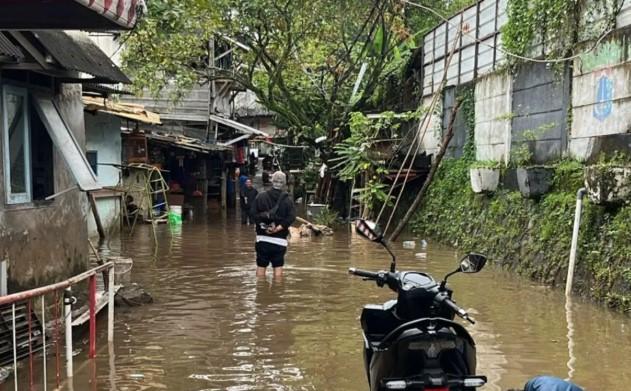 Banjir Rendam Cilandak Timur dan Bintaro, Ratusan Warga Mengungsi ke Mushala dan Masjid