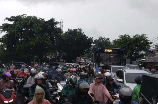 Transjakarta Koridor 13 Terlambat pada Jumat Pagi Akibat Banjir dan Kepadatan Lalu Lintas