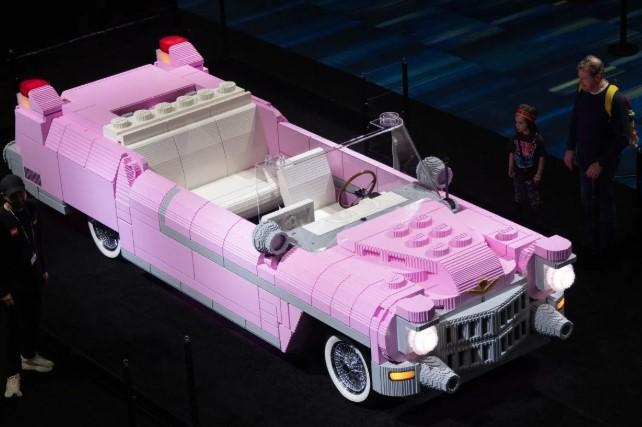 Replika Cadillac Konvertibel 1950-an dari 418 Ribu Balok LEGO Dipamerkan di Toronto