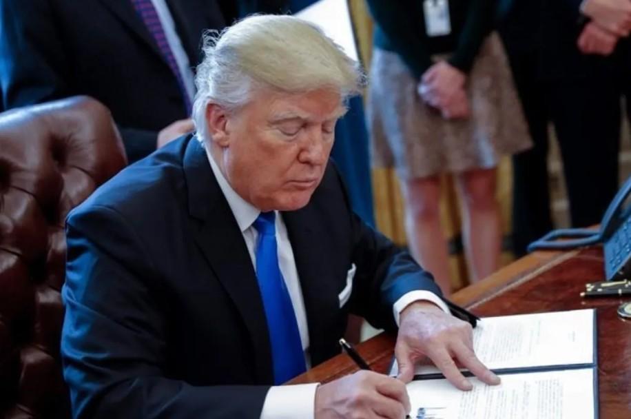 Trump Menandatangani Perintah Eksekutif untuk Hentikan Bea Tambahan Ad Valorem Usai Putusan Mahkamah Agung