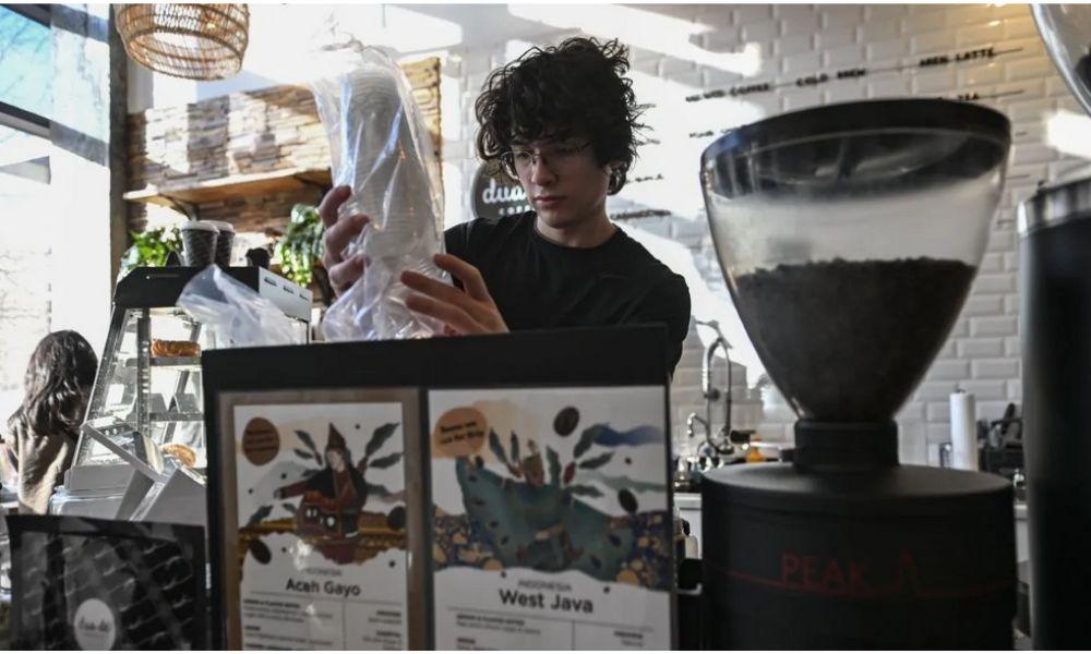 Indef Sebut Ketidakpastian Tarif AS Picu Aksi Risk-Off, Rupiah dan IHSG Rentan Tertekan