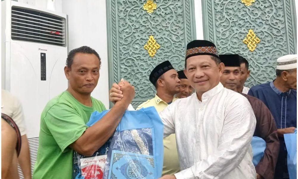 Tito Karnavian Serahkan 500 Paket Al Quran dari Presiden Prabowo untuk Warga Banda Aceh