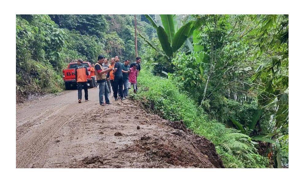 BPBD OKU Bersihkan Longsor yang Tutup Akses Pengandonan–Ulu Ogan, Lalu Lintas Kembali Normal