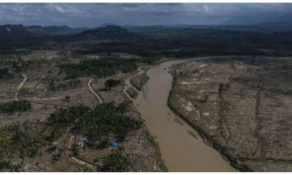 Warga Desa Sahraja Bangun Musala Sementara dari Kayu Sisa Banjir Bandang