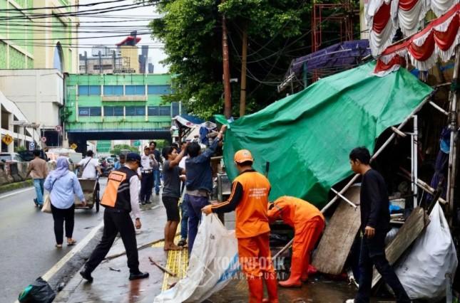 Pemkot Jakpus dan Tiga Pilar Tertibkan PKL di Tanah Abang yang Gunakan Trotoar