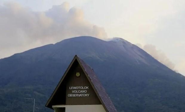 Status Gunung Ili Lewotolok Turun ke Level II Waspada Setelah Aktivitas Vulkanik Mereda