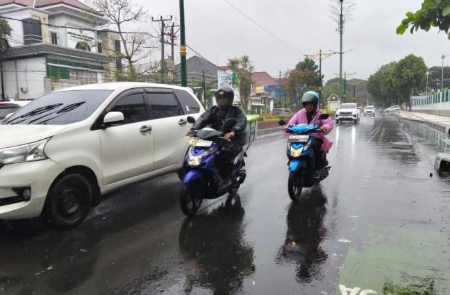 Pemkot Mataram Mengimbau Warga Waspada Cuaca Ekstrem Selama Tiga Hari ke Depan
