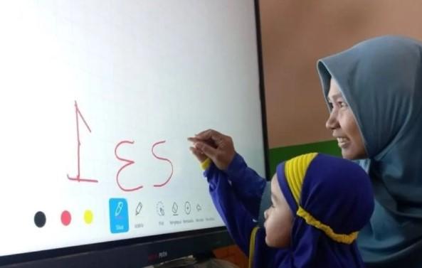 Papan Interaktif Digital Bikin Siswa PAUD di Papua Lebih Antusias Belajar
