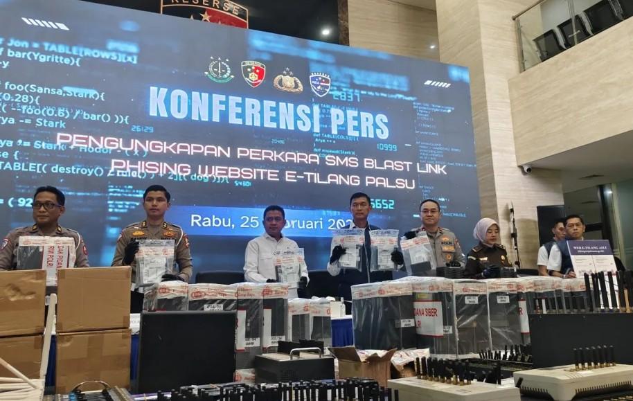 Polri Menetapkan Lima Tersangka Kasus e-Tilang Palsu Modus SMS Blast yang Dikendalikan Warga Negara China