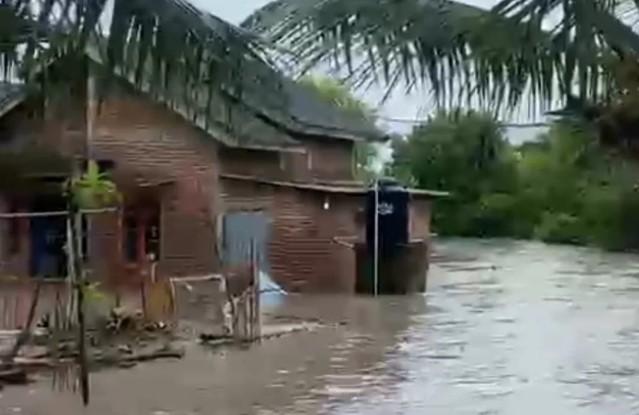 BPBD Lombok Timur Fokus Salurkan Makanan Siap Saji untuk Korban Banjir di Jerowaru dan Keruak