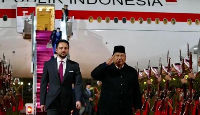 Presiden Prabowo Disambut Pengawalan Jet F-16 Saat Tiba di Yordania