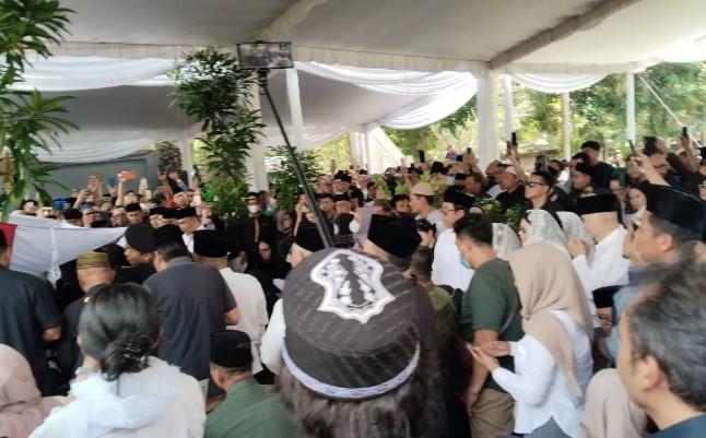 Jenazah Alex Noerdin Dimakamkan di TPU Kebun Bunga Palembang