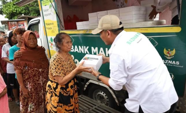 Baznas RI Salurkan 400 Paket Hidangan Berkah Ramadhan untuk Pemulung di Tebet