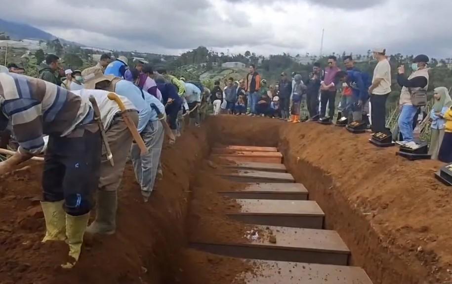 Pemkab Bandung Barat Gelar Pemakaman Massal 10 Korban Longsor Pasirlangu yang Belum Teridentifikasi
