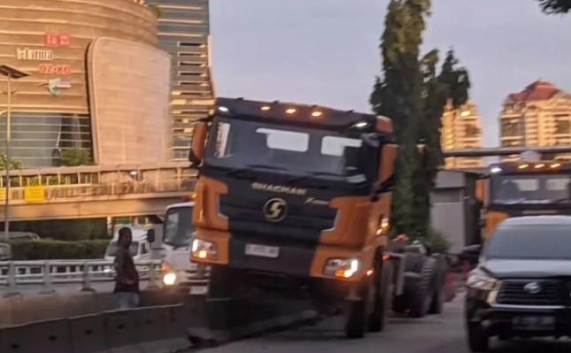 Truk Tabrak Separator Busway di Jalan S Parman, Lalu Lintas Arah Tomang Tersendat