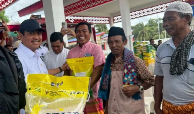 Menteri Trenggono Membagikan Beras SPHP kepada Nelayan Lombok Timur Saat Tinjau Kampung Nelayan Merah Putih