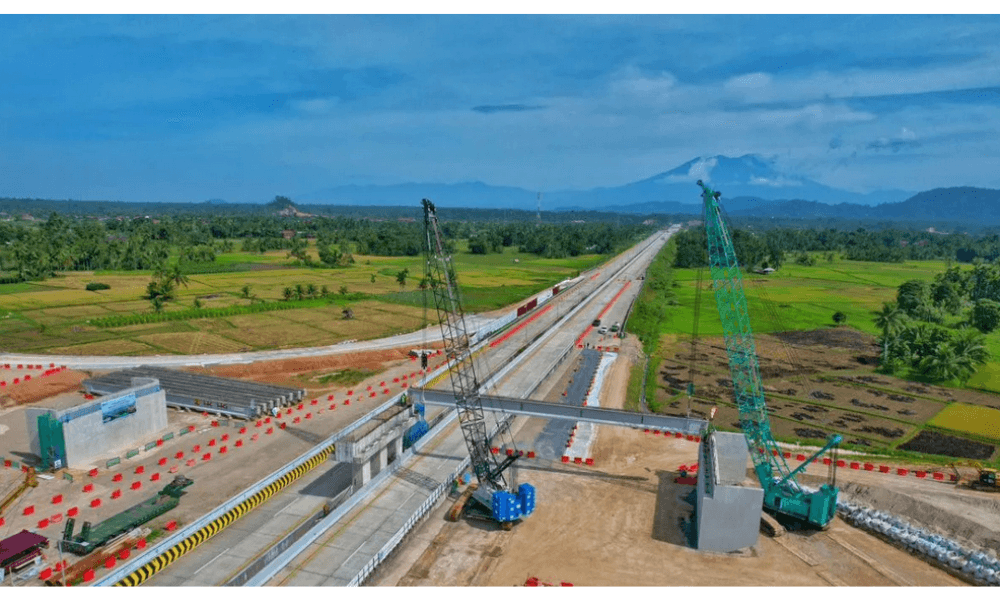Hutama Karya Terapkan Rekayasa Lalu Lintas di Tol Padang-Sicincin untuk Pemasangan Balok Jembatan