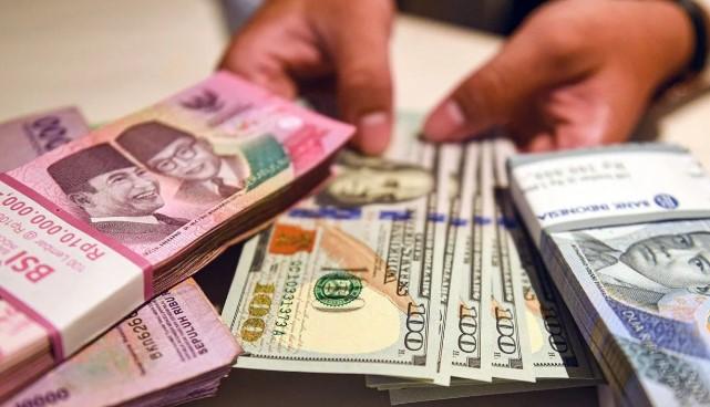 Analis Memproyeksikan Rupiah Melemah ke Rp16.900 per Dolar AS Imbas Eskalasi Perang AS-Iran