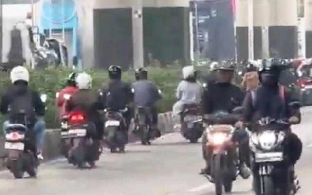 Warga Keluhkan Pengendara Lawan Arah di Jalan Raya Bekasi karena Picu Kecelakaan