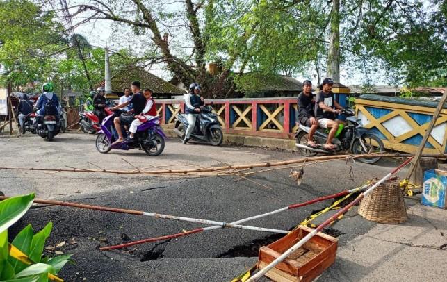 Jembatan di Cipayung Kembali Amblas Kurang dari Sepekan Setelah Diperbaiki, Warga Keluhkan Akses Terganggu