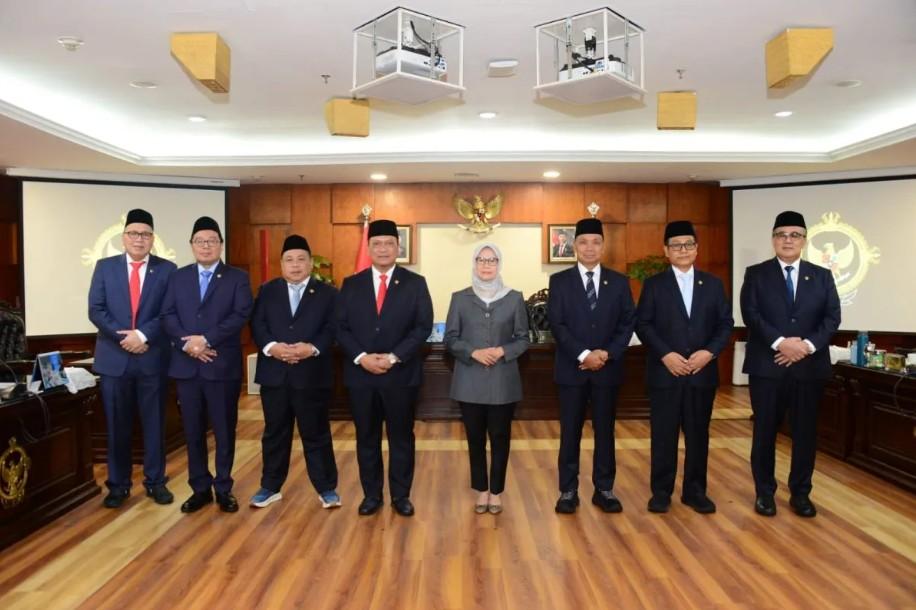 Nyoman Adhi Suryadnyana Resmi Diambil Sumpah sebagai Ketua MKKE BPK oleh Isma Yatun