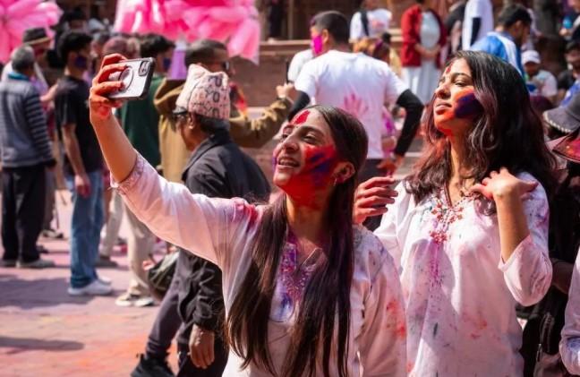 Potret Perayaan Festival Holi di Nepal yang Penuh Warna dan Sukacita